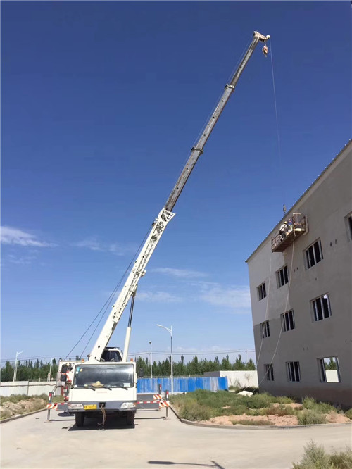 中卫市“轻装强干”—— 吊车的 “轻量化臂架” 技术